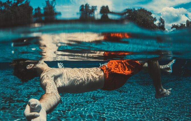 Schwimmen, Treiben auf Wasseroberfläche - 1