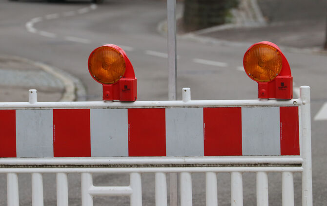Absperrung Straßensperre baustelle warnbake symbol symbolbild symbolfoto