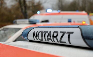 Notarzt Blaulicht Krankenwagen Symbolfoto