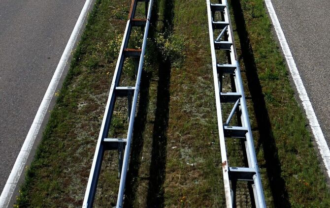 Leitplanke Symbol Symbolbild Mittelleitplanke