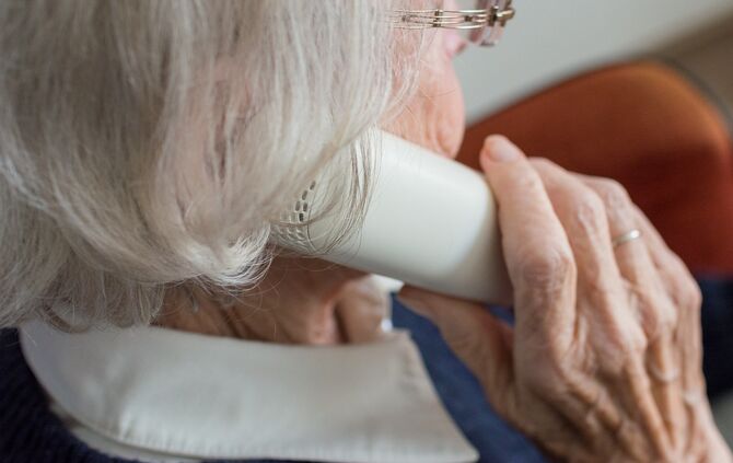 Seniorin Telefon Enkeltrick Trickbetrug Betrug Symbolfoto