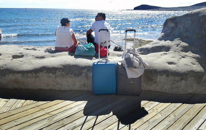 Reise Urlaub Fernweh Koffer Symbolfoto