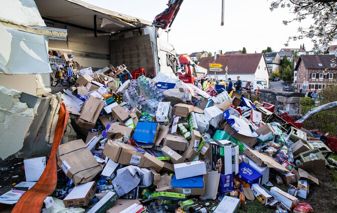 Unfall: Sattelschlepper umgekippt, In der Steige, Leutenbach-Weiler zum Stein, 08.04.2025.