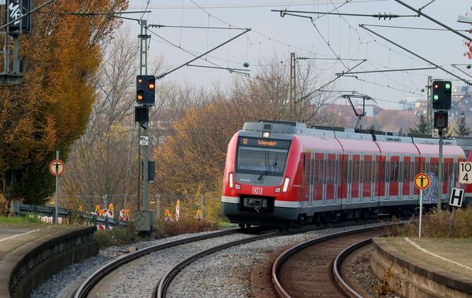 S-Bahn Sbahn Bahn S2 Symbol Symbolbild Symbolfoto