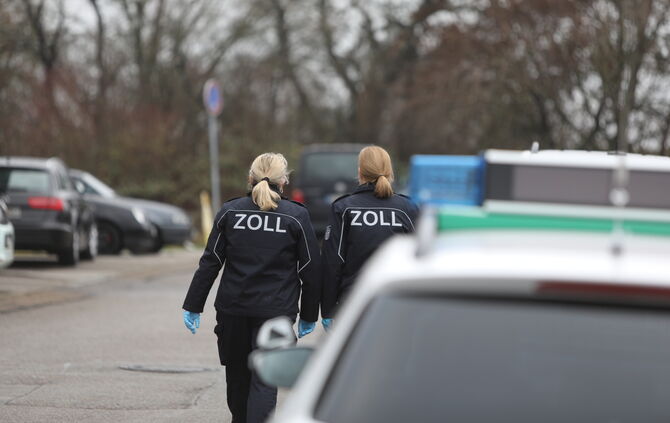 Zoll Kontrolle zöllner verzollen schwarzarbeit symbol symbolbild symbolfoto