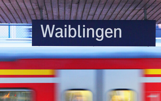Bahnhof Waiblingen s-bahn sbahn s bahn schild symbol symbolbild symbolfoto