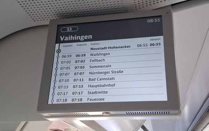 Zur Pünktlichkeit: S-Bahn-Anzeige mit Uhrzeiten - 1