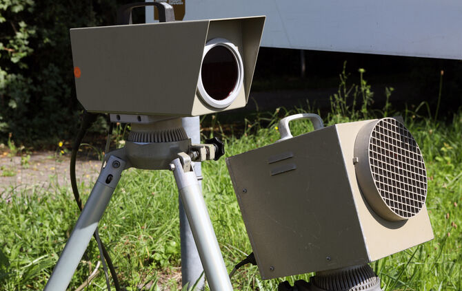 Blitzer Radar Radarkontrolle Polizei Geschwindigkeit Symbol Symbolbild Symbolfoto