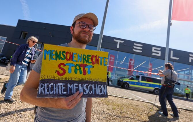„Tesla Takedown“: Friedliche Demonstration gegen Elon Musk in Weinstadt ...