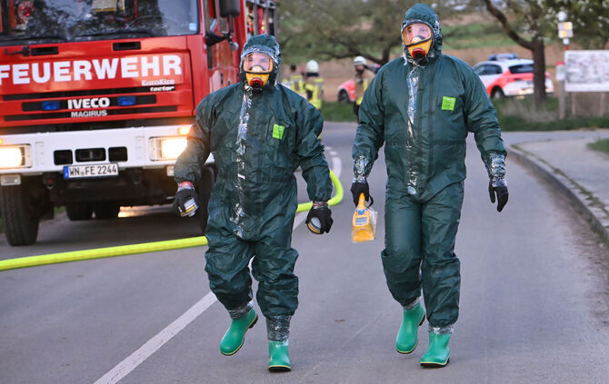 Feuerwehr Fellbach Übung Schutzanzüge