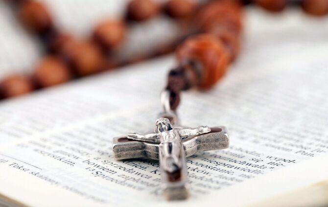 feature bild   kreuz  auf dem Bibel