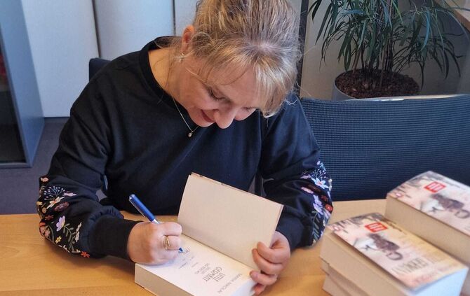 Autorin Maria Nikolai signiert ihr neues Buch "Little Germany". - 1