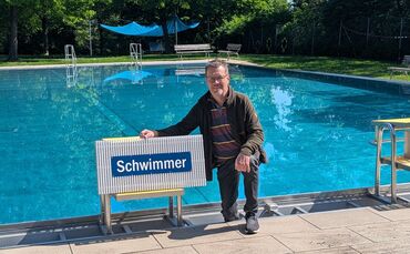 Thomas Kubiak mit einem der neuen Gitter im Bädle in Kernen.