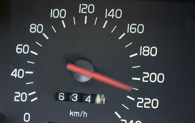 Raser Auto Rennen Polizei Symbol Symbolbild Symbolfoto Tacho
