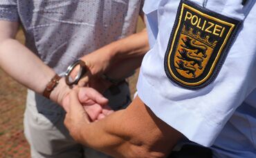 Handschellen Festnahme Polizei Polizist Haft Symbolbild Symbol symbolfoto