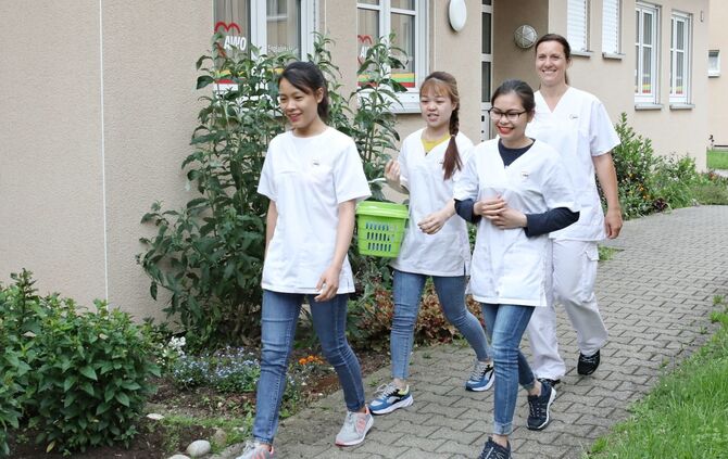 Ausbildung Awo Vietnamesinnen Altenpflegerin Ausländische Arbeitskräfte Pflege Patienten Schorndorf_0