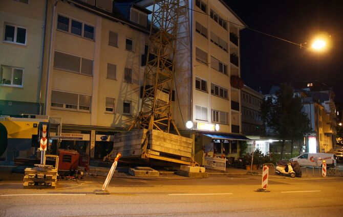 Kran kracht in Haus: Aufräumarbeiten dauern an_0