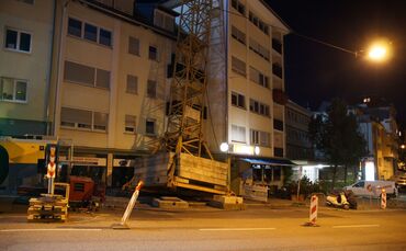 Kran kracht in Haus: Aufräumarbeiten dauern an_0