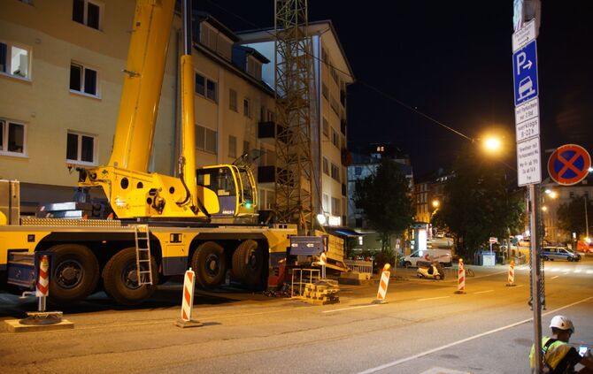 Kran kracht in Haus: Aufräumarbeiten dauern an_4