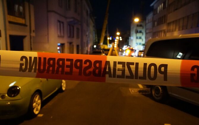 Kran kracht in Haus: Aufräumarbeiten dauern an_5
