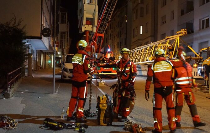 Kran kracht in Haus: Aufräumarbeiten dauern an_6