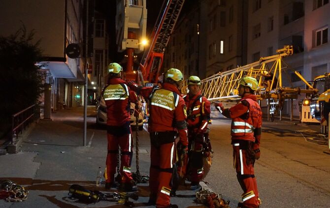 Kran kracht in Haus: Aufräumarbeiten dauern an_10