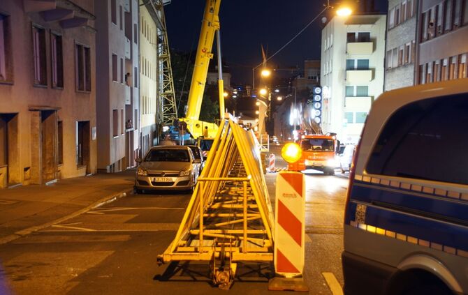 Kran kracht in Haus: Aufräumarbeiten dauern an_12