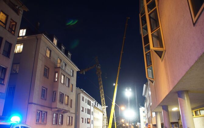Kran kracht in Haus: Aufräumarbeiten dauern an_14