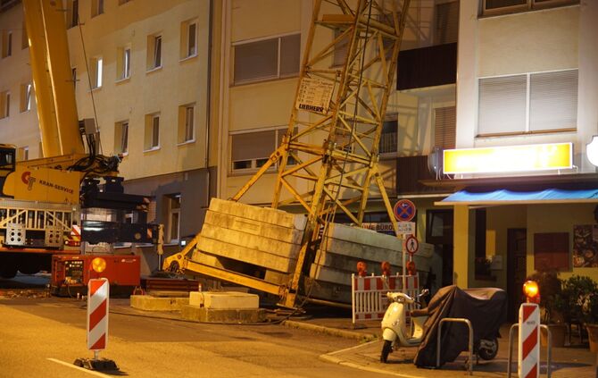 Kran kracht in Haus: Aufräumarbeiten dauern an_15