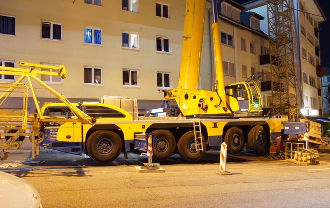 Kran kracht in Haus: Aufräumarbeiten dauern an_16