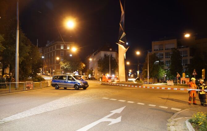 Kran kracht in Haus: Aufräumarbeiten dauern an_18