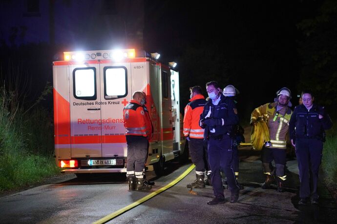 Murrhardt-Unterneustetten: Person verbarrikadiert sich in Schuppen - Feuerwehr und Polizei Im Grosseinsatz