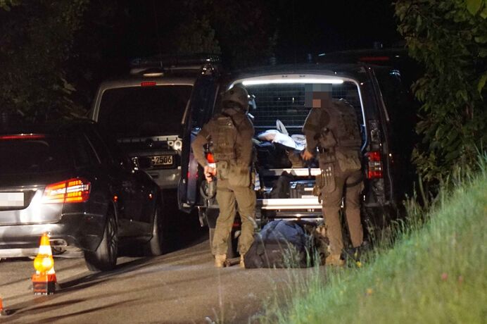 Murrhardt-Unterneustetten: Person verbarrikadiert sich in Schuppen - Feuerwehr und Polizei Im Grosseinsatz