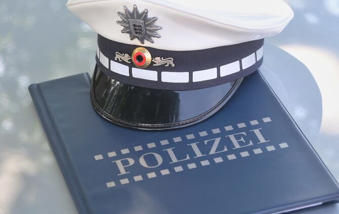 Polizei Blaulicht Polizeimappe Polizeimütze Polizeihut Polizeiakte Symbolfoto