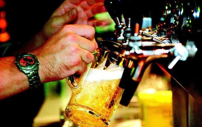 Zum Tag des Bier  Bier Zapfen   2,5sp./13   Foto: Schneider