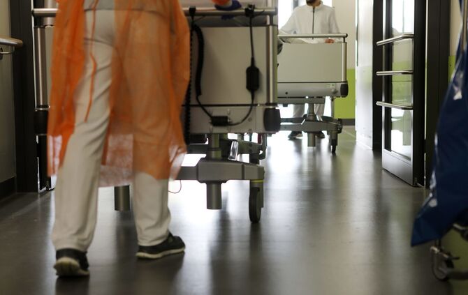 Klinik Klinikum Rems-Murr-Klinikum Winnenden betten flur symbol symbolbild symbolfoto