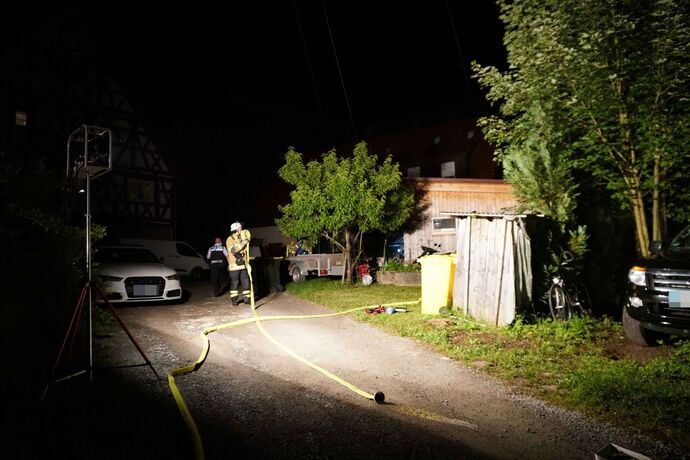 Murrhardt-Unterneustetten: Person verbarrikadiert sich in Schuppen - Feuerwehr und Polizei Im Grosseinsatz
