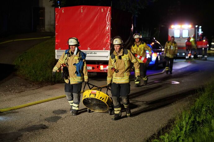 Murrhardt-Unterneustetten: Person verbarrikadiert sich in Schuppen - Feuerwehr und Polizei Im Grosseinsatz