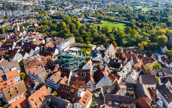 Luftbild: Blick auf Hochwachtturm, Altstadt, Stadtbücherei, Rathaus, Waiblingen, 15.10.2021.