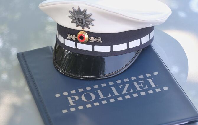 Polizei Blaulicht Polizeimappe Polizeimütze Polizeihut Polizeiakte Symbolfoto