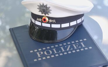 Polizei Blaulicht Polizeimappe Polizeimütze Polizeihut Polizeiakte Symbolfoto