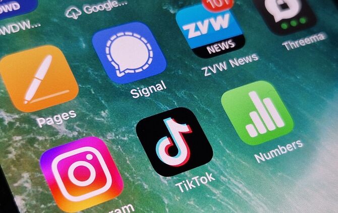 TikTok Tik Tok Handy Smartphone Symbolbild Symbolfoto Symbol