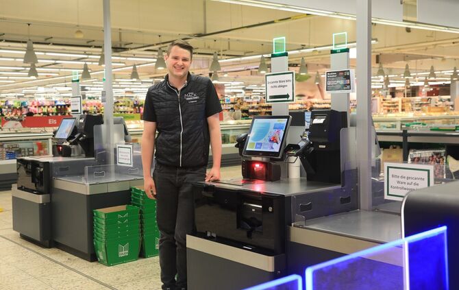 Luca Capurso an der SB Kasse