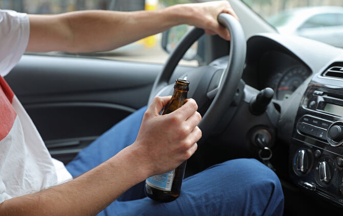 Kopie von Alkohol am steuer im auto autofahrt bier symbol symbolbild symbolfoto