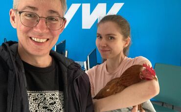 Die Redaktionsmitglieder Bernd Klopfer und Patricia Fels mit dem kleinen Ausreißer in der Pop-Up-Redaktion Bittenfeld.