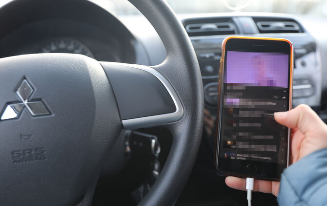 Handy Smartphone Iphone auto fahren steuer symbol symbolbild symbolfoto