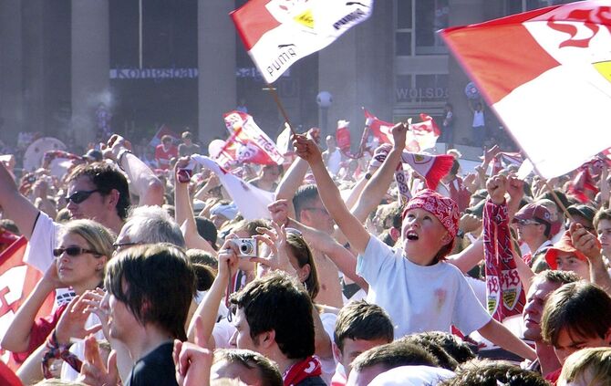VFB Stuttgart ist Deutscher Meister - Jubel auf dem Stuttgarter Schlossplatz beim Public Viewing - 1