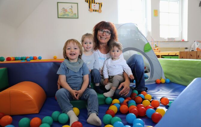 Stefanie Conti mit drei Tageskindern in Bittenfeld.