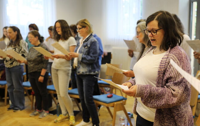 Der Frauenchor "Poco Loco" aus Bittenfeld trifft sich immer donnerstags zum gemeinsamen Singen.