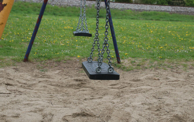 spielplatz schaukel symbol symbolbild symbolfoto